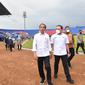 Presiden Jokowi meninjau langsung kondisi Stadion Kanjuruhan di Kabupaten Malang, Rabu (5/10/2022). (AFP/Handout/Indonesia Presidential Palace)