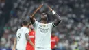 Negosiasi kontrak baru Vinicius Jr dengan Real Madrid menemui jalan buntu. Meskipun begitu, ia tetap tampil dalam laga pembuka musim baru Liga Spanyol 2025/2026 melawan Osasuna, Selasa (19/08/2025) waktu setempat. (AFP/Thomas Coex)