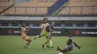 Duel Persib Bandung vs Bekasi FC dalam laga uji coba di Stadion Gelora Bandung Lautan Api, Sabtu (12/11/2022). Persib menang 3-0 atas lawannya dalam pertandingan ini. (Dok. Persib)