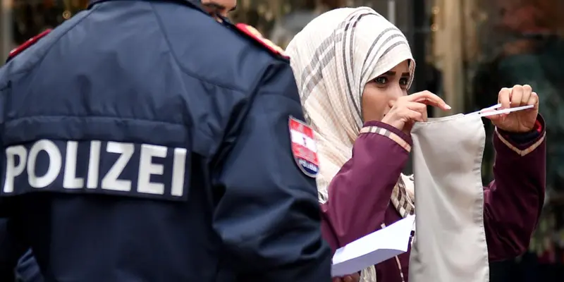 Polisi Austria Paksa Seorang Muslimah Buka Cadar