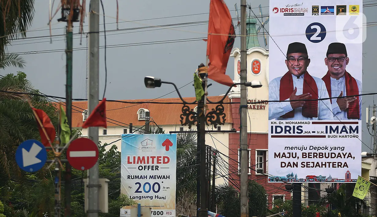 Alat peraga kampanye (APK) terlihat terpasang di kawasan Depok, Jawa Barat dan Ciputat, Tangerang Selatan, Minggu (18/10/2020). KPU Kota Tangsel dan Depok membagikan sejumlah alat peraga kampanye kepada pasangan calon Pilkada 2020 serentak. (Liputan6.com/Johan Tallo)