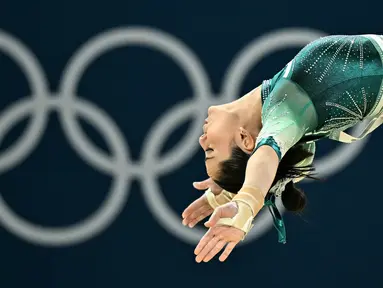 Ana Perez dari Spanyol berkompetisi dalam acara senam lantai kualifikasi senam artistik putri selama Olimpiade Paris 2024 di Bercy Arena di Paris, pada 28 Juli 2024. (Lionel BONAVENTURE/AFP)