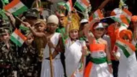 Beberapa anak memakai baju pejuang kemerdakaan untuk memperingati Hari Kemerdekaan India 2023 di Amritsar. Sumber: AFP
