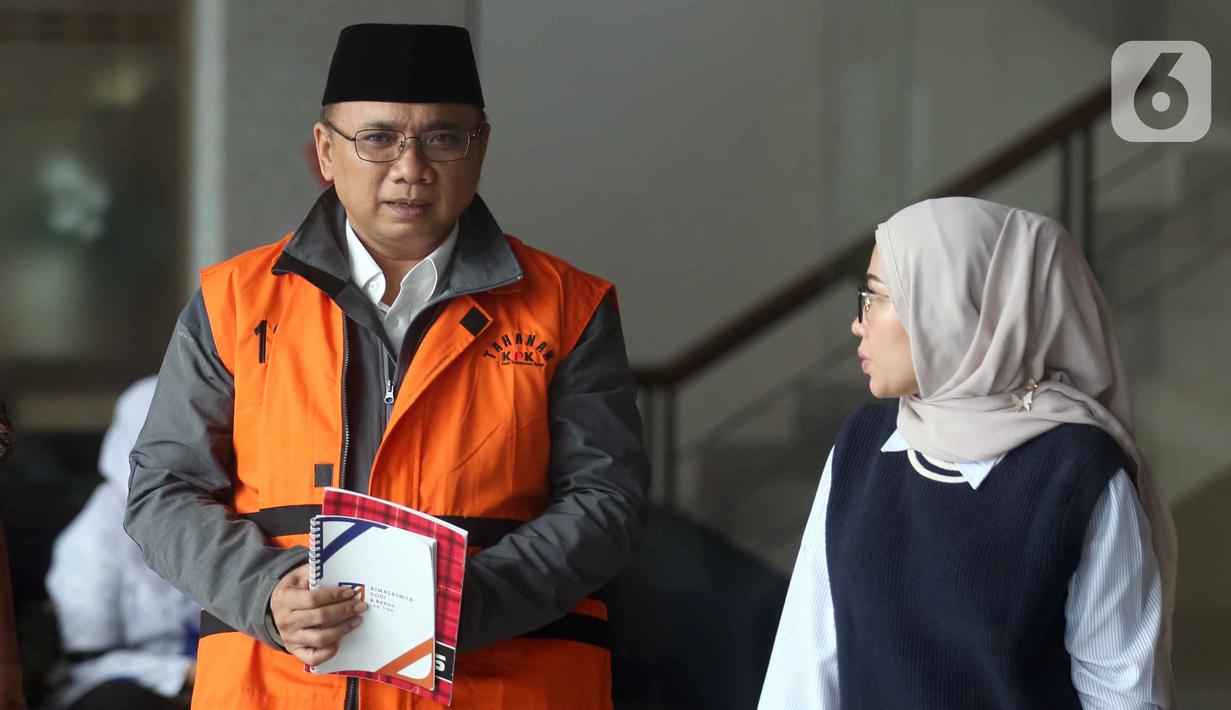 Mantan Menteri Agama, Yaqut Cholil Qoumas (Gus Yaqut - kiri), usai menjalani pemeriksaan lanjutan di Gedung Merah Putih Komisi Pemberantasan Korupsi (KPK), Jakarta, Selasa (2/6/2026). (Liputan6.com/Helmi Fithriansyah)