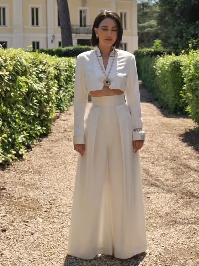 Luna Maya tampil dengan setelan baju putih cocok dengan rambut pendeknya. [@lunamaya]