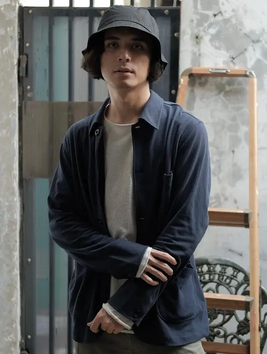 Memadukan kaos polos putih berlengan panjang serta kemeja polos gelap dengan topi, penampilan kasual Jourdy ini pun bisa ditiru. Bahkan, gaya kasual Jourdy satu ini juga cocok dipakai saat hangout. (Liputan6.com/IG/@jourdy.pranata)