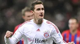 Bayern Munich's striker Miroslav Klose celebrates after scoring the 1-0 during the Bayern Munich vs Steaua Bucuresti in group F Champions League football match in Munich on November 25, 2008. AFP PHOTO/JOHN MACDOUGALL 