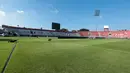 Rumput lapangan Stadion Kapten I Wayan Dipta, Gianyar, Bali, telah dipersiapkan untuk menggelar final Piala Presiden 2026 yang mempertemukan Persib Bandung dengan Persebaya Surabaya. Pertemuan dua tim sarat tradisi ini kembali tersaji setelah Persib menyingkirkan Persija Jakarta 2-1, sedangkan Persebaya mengamankan tiket final usai mengalahkan Arema FC. Rivalitas Persib dan Persebaya telah terjalin sejak era Perserikatan dan selalu menjadi salah satu duel paling dinantikan dalam sepak bola nasional. (KapanLagi.com/Budy Santoso)