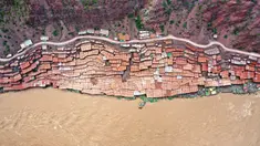 Foto udara menunjukkan tambak garam di Kecamatan Naxi, Prefektur Qamdo, Daerah Otonom Tibet, China, 28 September 2020. Warga menggunakan metode memanen garam tradisional dengan mengumpulkan air asin dari kolam dan tambang garam, lalu menguapkannya hingga terjadi pengkristalan. (Xinhua/Zhan Yan)