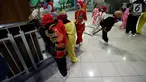 Sejumlah anak melakukan pemanasan sebelum test event "Road to Asian Games 2018" cabang wushu bertitel "1th Indonesia Traditional Wushu Championship 2017" di Sportsmall Kelapa Gading, Jakarta, Jumat (27/10). (Liputan6.com/Johan Tallo)