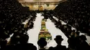 Sejumlah pria Yahudi Ultra-Orthodoks dari dinasti Belz Hasidic duduk sekitar meja makan yang sudah disediakan buah-buahan untuk memperingati perayaan Tu Bishvat, hari Arbor Yahudi di Jerusalem, (25/1).  (REUTERS/Ronen Zvulun)