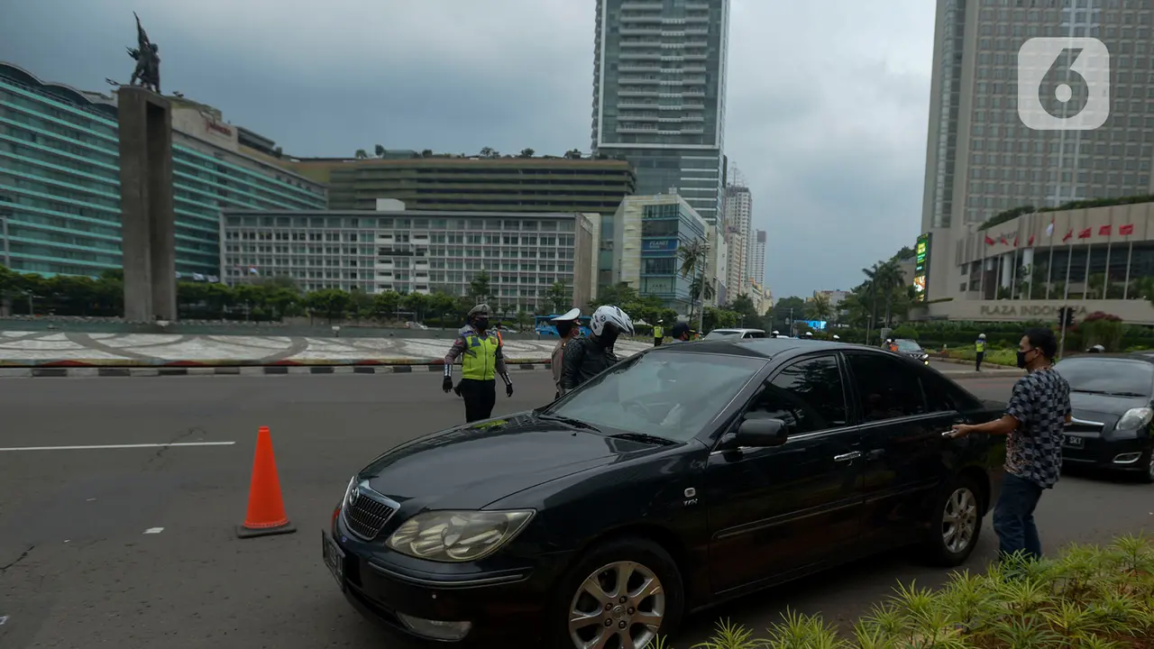 Suasana Hari Pertama Penerapan PSBB di Bundaran HI