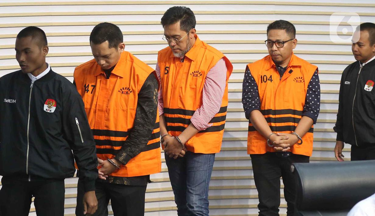 Tiga tersangka baru terkait kasus dugaan tindak pidana korupsi pembangunan Rumah Sakit Umum Daerah (RSUD) Kolaka Timur (Koltim) di antaranya Hendrik Permana, ketua Tim Kerja Sarana Prasarana Alat Labkesmas Kemenkes; Aswin Griksa Fitranto, Direktur Utama PT Griksa Cipta; dan Yasin, pegawai Bappenda Provinsi Sulawesi Tenggara yang dikenal sebagai orang kepercayaan Bupati Koltim Abdul Azis (berompi dari kiri ke kanan) usai dihadirkan dalam rilis penahanan di gedung Merah Putih Komisi Pemberantasan Korupsi (KPK), Jakarta, Senin (24/11/2025). (Liputan6.com/Helmi Fithriansyah)