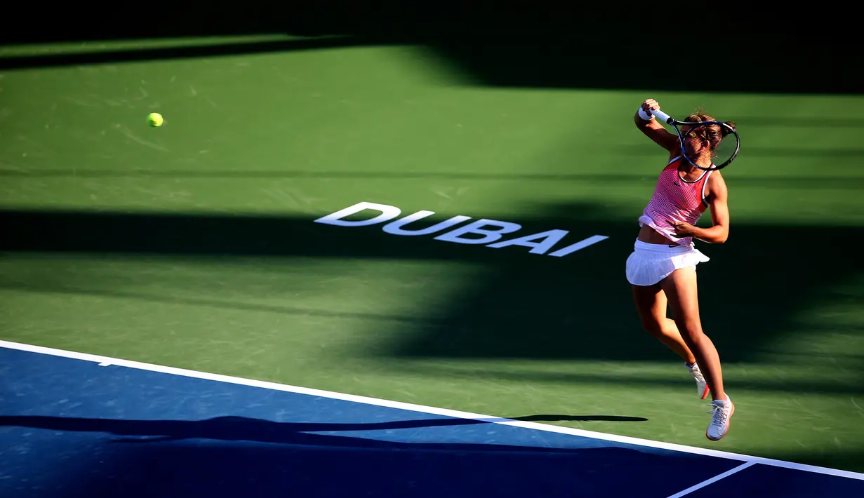 Aksi petenis putri Italia, Sara Errani, saat melawan petenis AS, Madison Brengle, dalam perempatfinal turnamen tenis Dubai Duty Free di Dubai, (18/2/2016). (AFP/Marwan Naamani)