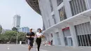 “ Sehat bareng suami,” terang singkat istri Raditya Dika tersebut. Gemas sampai bikin iri para jomblo. (FOTO: instagram.com/p/Ci_keTwhIYL/)