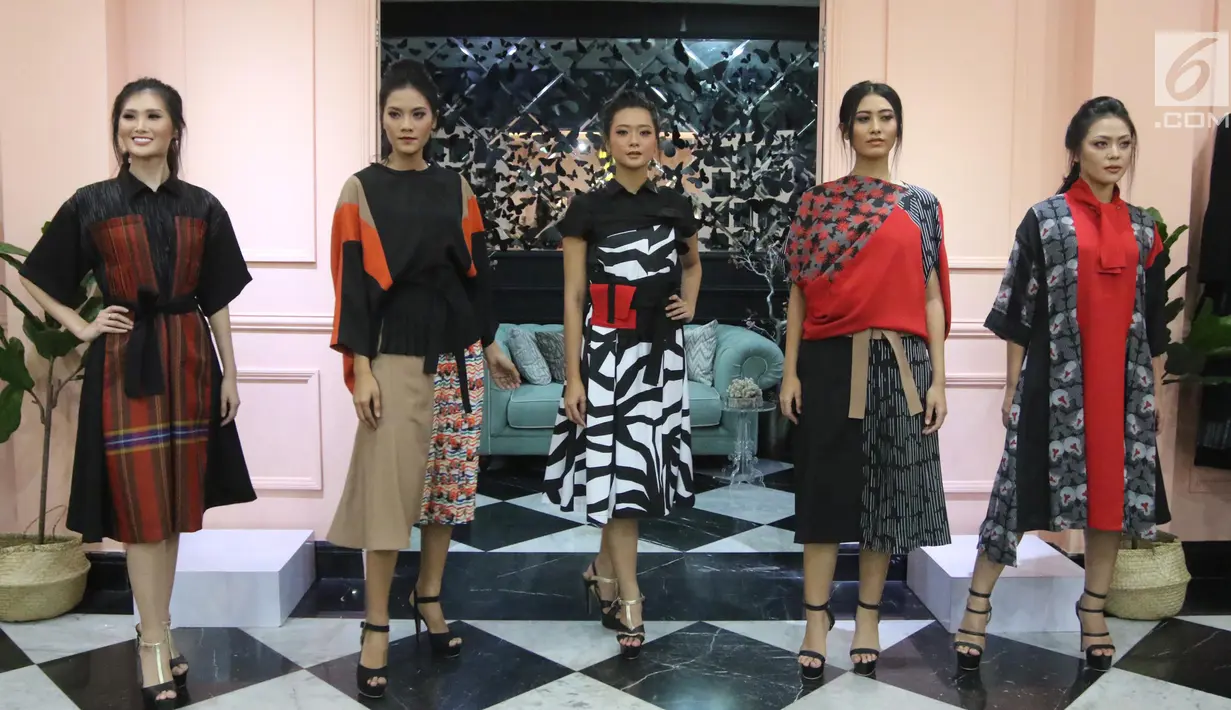 Model mengenakan busana modest wear dalam trunk show yang bertajuk "Helo Holy" karya 3 desainer lokal berbakat di Fashion First, Jakarta, Kamis (3/5). Ketiga desainer tersebut adalah Nonita Respati dengan label Purana. (Liputan6.com/Arya Manggala)