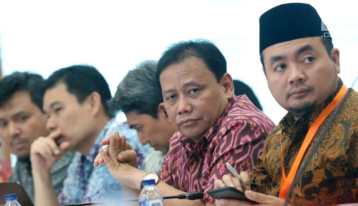 Ketua Bawaslu, Abhan (kedua kanan) saat menghadiri rapat Rekapitulasi Hasil Penghitungan Perolehan Suara Tingkat Nasional dan Penetapan Hasil Pemilihan Umum Tahun 2019, Jakarta, Minggu (5/5/2019). Rapat dihadiri partai politik, timses Capres/Cawapres dan Bawaslu. (Liputan6.com/Helmi Fithriansyah)