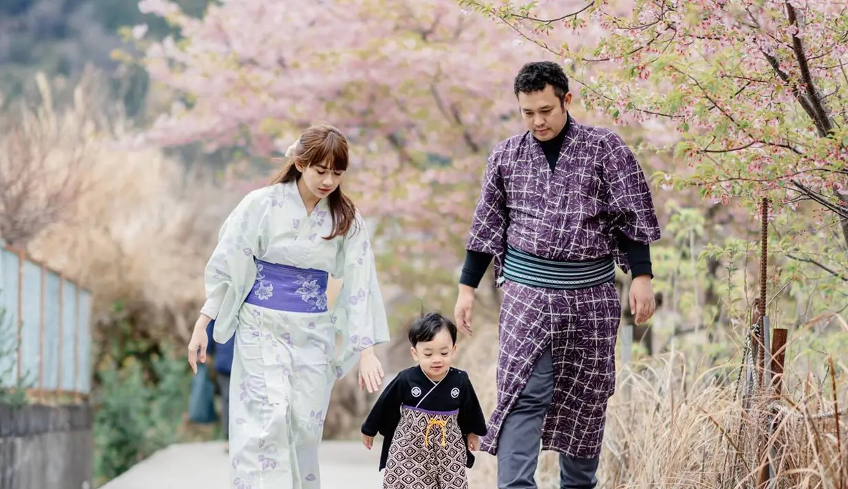 Sudah seminggu berada di Negeri Sakura, Jepang, Gilang Dirga dan Adiesty Fersa menikmati momen liburan bersama buah hatinya. Pasangan selebriti yang pernah berjuang untuk mendapatkan buah hati dengan berbagai cara seperti program bayi tabung, kini rumah tangga keduanya pun sudah semakin lengkap. (Liputan6.com/IG/@gilangdirga)