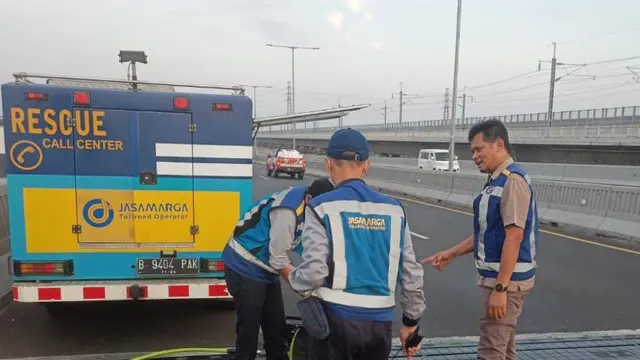 Sebanyak 21 mobil yang mengalami pecah ban di Km 18+400 Jalan Tol Jakarta-Cikampek Layang, atau Tol MBZ arah Cikampek pada Jumat, 20 Oktober 2023 pukul 15.30 WIB. (Dok Jasa Marga)