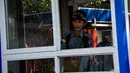 Polisi melakukan pengawasan di pos keamanan rumah pemimpin Myanmar, Aung San Suu Kyi setelah dilempar bom Molotov di pinggir danau di Yangon, Kamis (1/2). Selama ini serangan yang menargetkan ikon demokrasi Myanmar itu jarang terjadi. (YE AUNG THU/AFP)