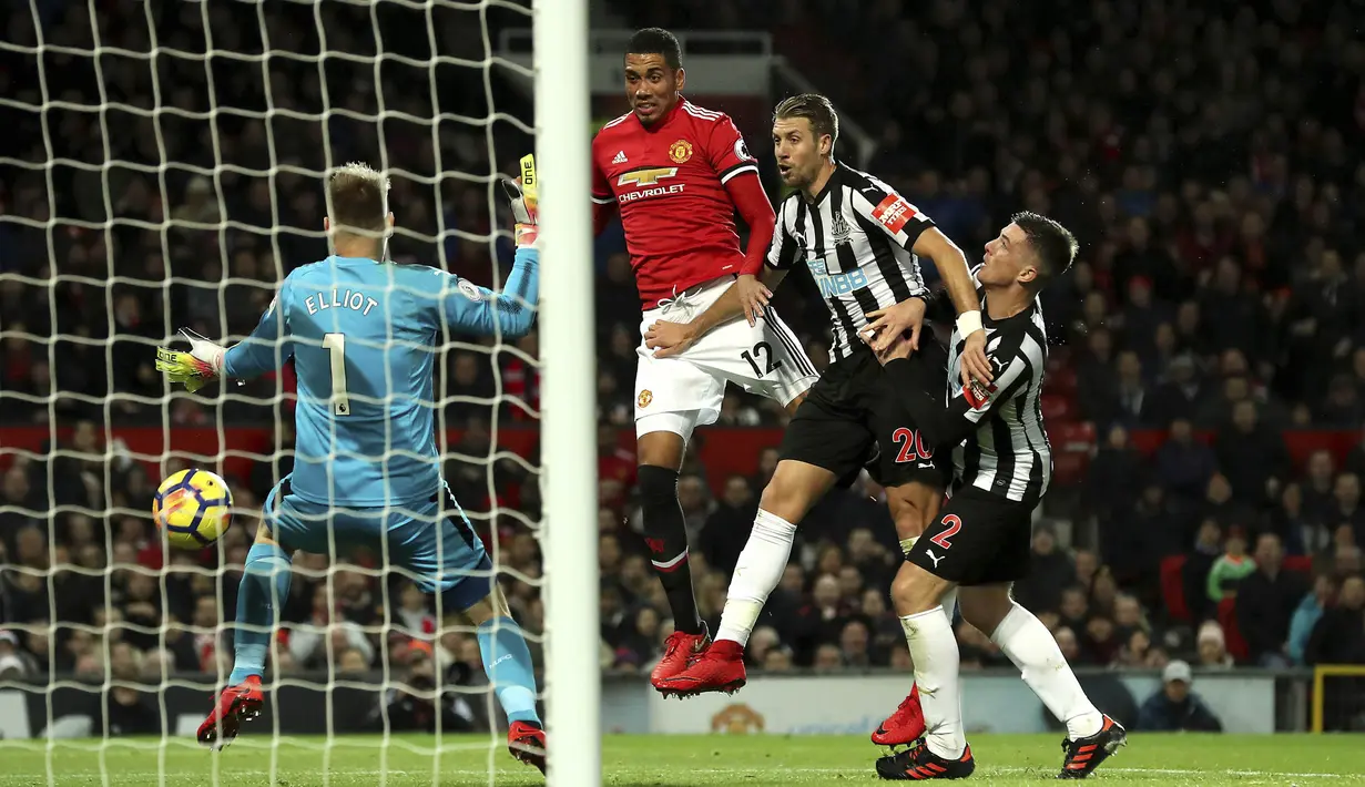 Bek Manchester United, Chris Smalling, mencetak gol ke gawang Newcastle United pada laga Premier League di Stadion Old Trafford, Sabtu (18/11/2017). Manchester United menang 4-1 atas Newcastle United. (AP/Martin Rickett)