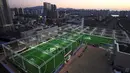 <p>Tempat bermain futsal ini berada di atap pusat perbelanjaan kota Seoul. Dari tempat ini kita dapat menghasilkan keringat sambil menikmati landscape kota yang indah. (AFP/Jung Yeon-Je)</p>