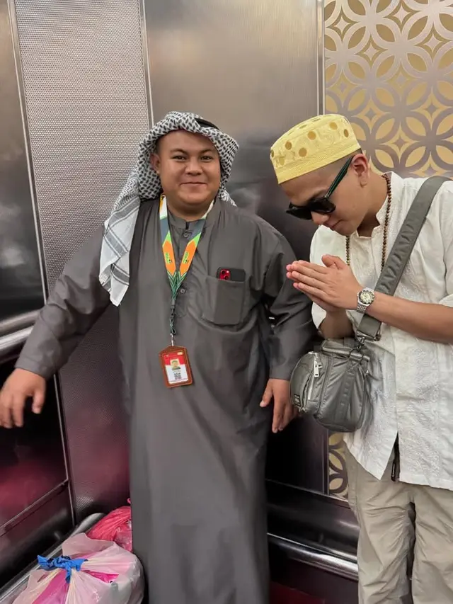 Tampilan Iqbaal Ramadhan Umrah di Penghujung Tahun 2024. [@dindakamil]