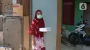 Warga memakai masker di RW 11, Kelurahan Pondok Kopi, Jakarta, Jumat (18/9/2020). Di masa pandemi COVID-19, TNI dan Polri bersinergi mengimbau warga untuk mematuhi protokol kesehatan dengan memakai masker saat beraktivitas di luar rumah. (merdeka.com/Imam Buhori)