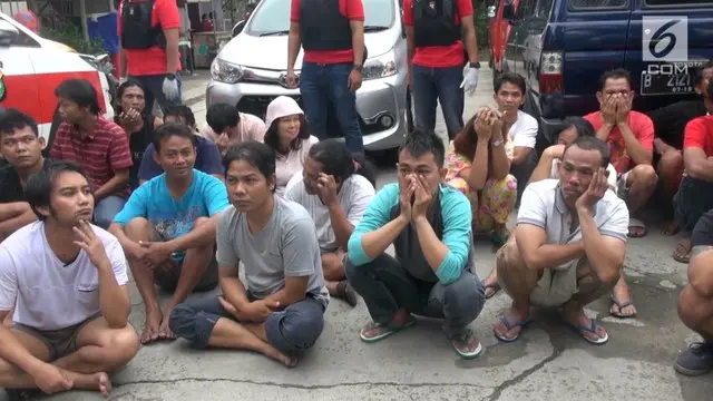 VIDEO:  Polisi Gerebek Kampung Narkoba, Puluhan Orang Ditangkap