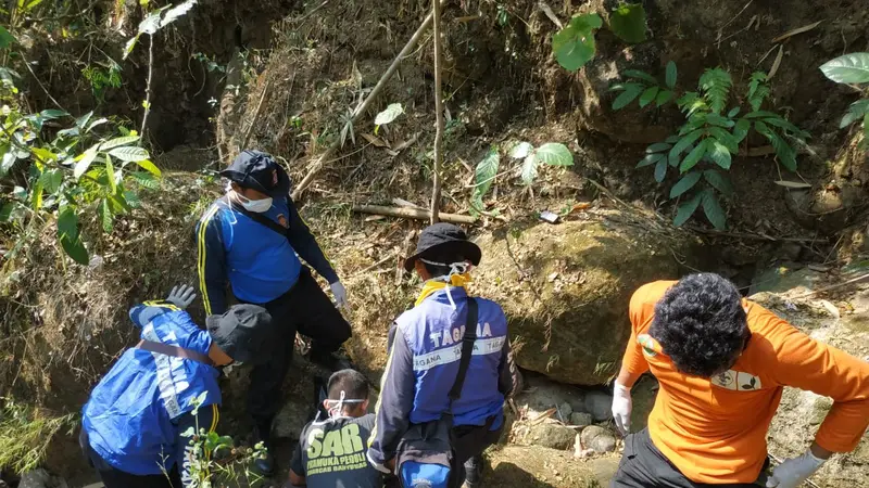 Jenazah nenek Datem ditemukan di sungai area Hutan Pinus Pengadegan, Wangon, Banyumas, Jumat (12/7/2019) usai hilang 10 hari sejak 2 Juli 2019. (Foto: Liputan6.com/Tagana BMS/Muhamad Ridlo)