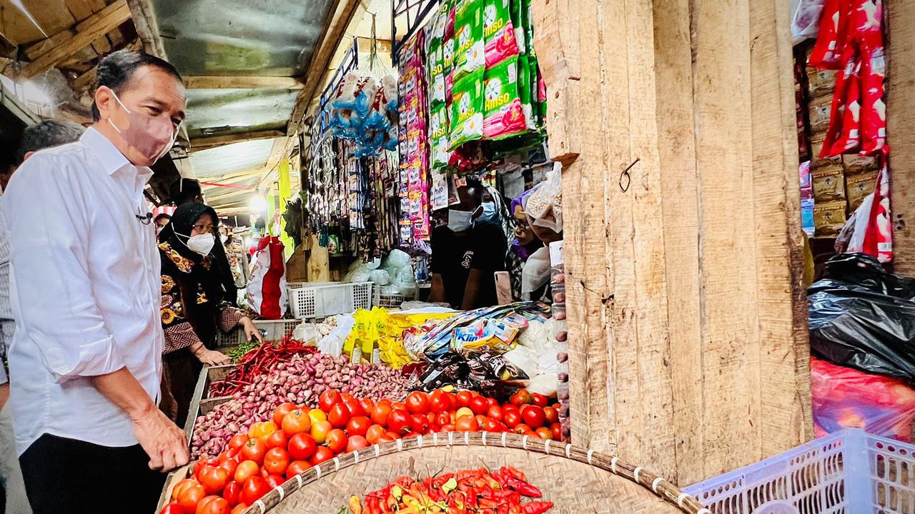 Presiden Joko Widodo atau Jokowi mengecek harga minyak goreng curah yang ada di Pasar Baros Kabupaten Serang Banten, Jumat (17/7/2022).