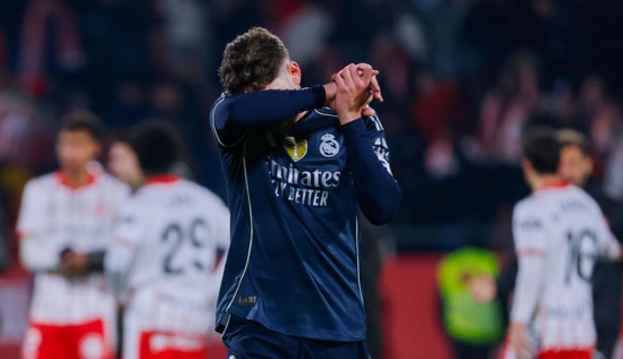 Pemain Real Madrid, Federico Valverde, menutup wajahnya lantaran kecewa setelah bermain imbang 1-1 ketika menghadapi tuan rumah Girona pada laga lanjutan La Liga 2025/2026 di Montilivi, Senin (1/12/2025) dini hari WIB. (AP Photo/Joan Monfort)