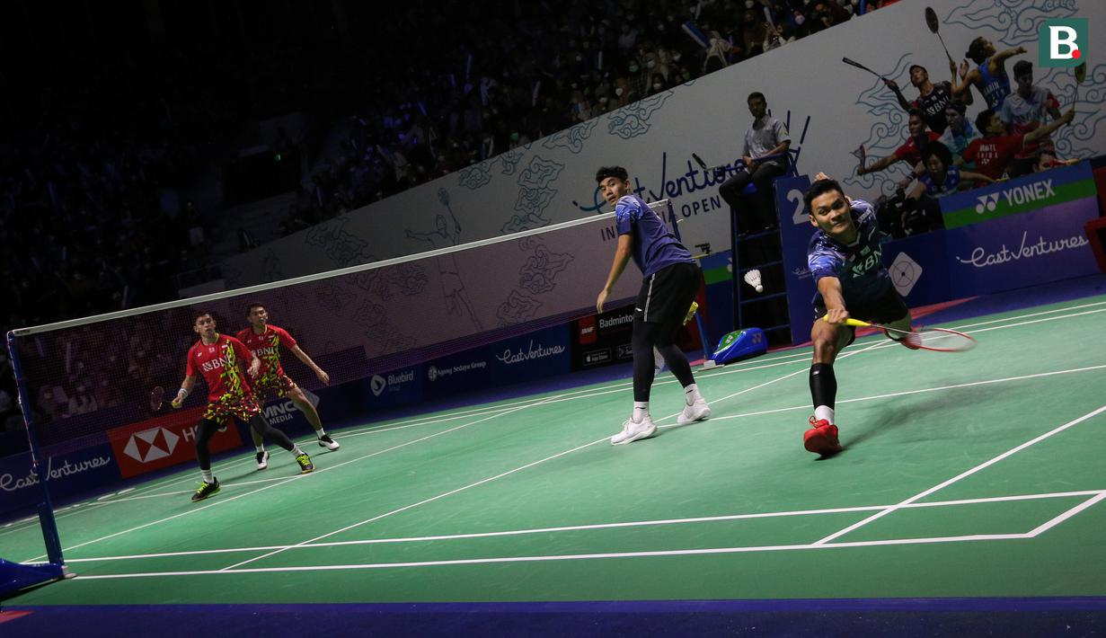 Pebulu tangkis ganda putra Indonesia, Muhammad Sohibul Fikri/Bagas Maulana (kanana) saat bertanding melawan pebulu tangkis ganda putra Indonesia, Fajar Alfian/Muhammad Rian Ardianto pada babak 16 besar Indonesia Open 2022 di Istora Senayan, Jakarta, Kamis (16/06/2022). (Bola.com/Bagaskara Lazuardi)