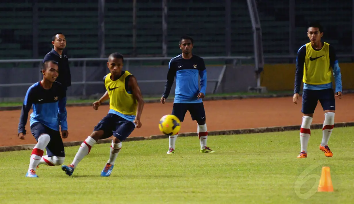 Para pemain timnas Indonesia U19 terlihat berlatih penguasaan dan operan bola-bola pendek saat sesi uji coba lapangan di Stadion GBK Jakarta, (3/5/2014). (Liputan6.com/Helmi Fithriansyah)