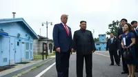 Presiden AS Donald Trump dan Pemimpin Korea Utara Kim Jong-un di sisi selatan garis demarkasi militer, zona demiliterisasi Korea (DMZ), Panmunjom pada Minggu 30 Juni 2019 (Brendan Smialowski / AFP PHOTO)