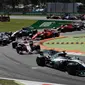 Pembalap Mercedes Lewis Hamilton memimpin balapan pada putaran pertama dalam balapan F1 GP Italia, di arena Monza, Italia (3/9). (AP Photo/Luca Bruno)