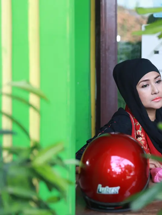 Sekedar mengingatkan, Ria Irawan pernah membina rumah tangga bersama Yuma Wiranatakusumah. Keduanya berakhir cerai. Setelah 17 menjanda kini ia resmi dipersunting oleh Mayky Wongkar. (Adrian Putra/Bintang.com)