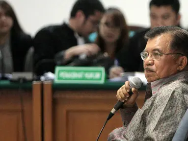 Jusuf Kalla menjadi saksi untuk terdakwa kasus Bank Century, Budi Mulya di Pengadilan Tipikor, Kamis (8/5/14). (Liputan6.com/Faisal R Syam)