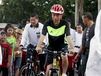 Presiden RI, Joko Widodo bersepeda di Hari Bebas Kendaraan Bermotor, Jakrta, Minggu (11/1/2015). (Liputan6.com/Faizal Fanani)