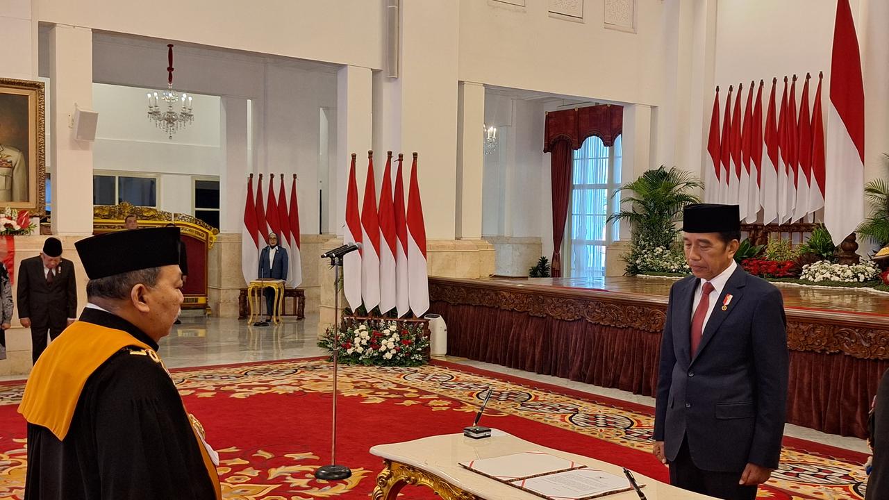 Presiden Jokowi menyaksikan pengucapan sumpah dan janji Hakim Agung Suharto sebagai Wakil Ketua Mahkamah Agung (MA) bidang non-yudisial di Istana Negara Jakarta, Rabu (15/5/2024).