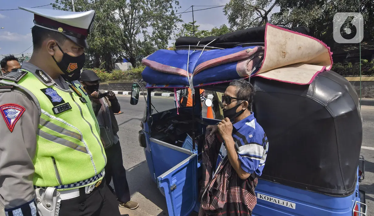 Polisi memberhentikan pemudik yang melintas di Kedungwaringin, Kabupaten Bekasi, Kamis (29/4/2021). Satlantas Polres Metro Bekasi memeriksa kesehatan dengan swab antigen dan sosialisasi larangan mudik jelang lebaran di perbatasan Kabupaten Bekasi dan Karawang. (Liputan6.com/Herman Zakharia)