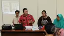Pengacara LBH, Romy Leo Rinaldo memberikan keterangan terkait intimidasi terhadap Siti Farida Wulandari di LBH Jakarta, Senin (25/5/2015). Siti ditahan sejak 5 April 2015 dengan sangkaan membantu suaminya kabur dari tahanan. (Liputan6.com/Helmi Afandi)