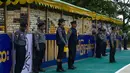 Sejumlah perwira polisi berjaga dekat narkotika sitaan sebelum acara pemusnahan pada Hari Antinarkoba Sedunia, di Yangon, Senin (26/6). Myanmar membakar opium, heroin, dan kokain senilai sekitar US$385 juta, setara Rp5,1 miliar. (AP Photo/Thein Zaw)