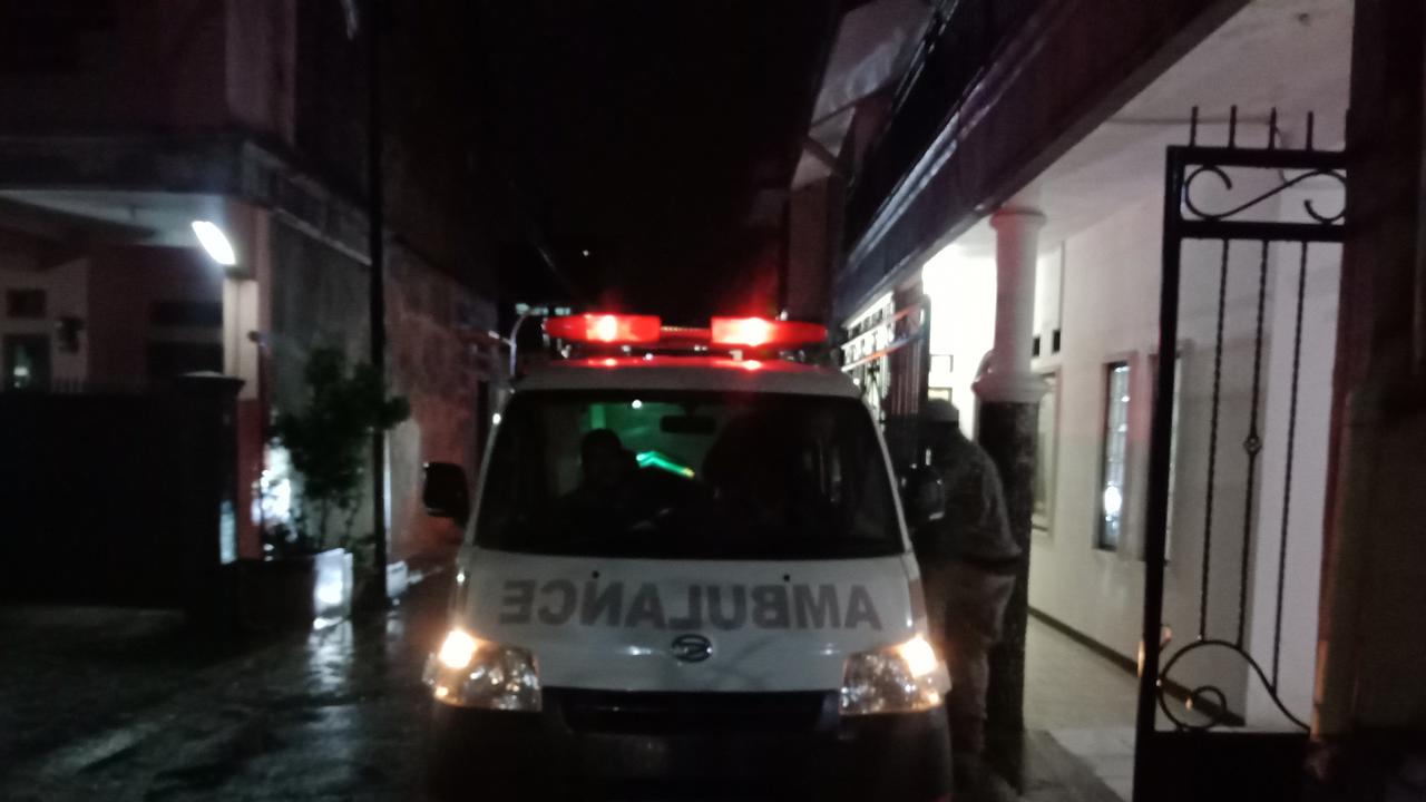 Ambulans membawa jenazah