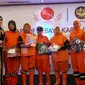 Ade Fitrie memberikan penghargaan terhadap perempuan yang tergabung dengan pasukan orange (petugas kebersihan) yang ada di DKI Jakarta.