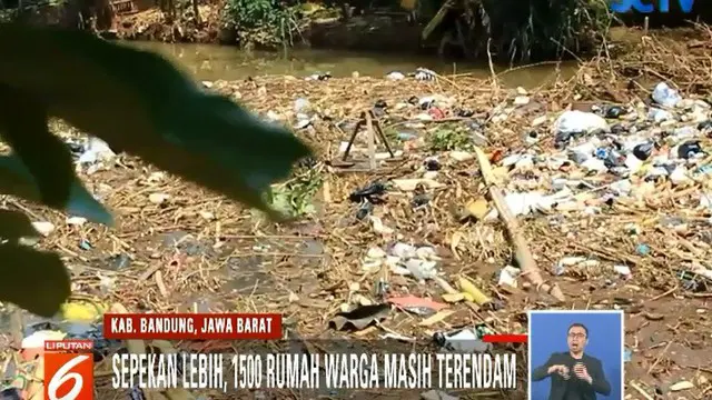 Tumpukan sampah rumah tangga seperti plastik hingga kasur menghambat aliran Sungai Cisangkuy.