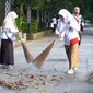 Sejumlah aparatur Sipil Negara (ASN) di Kota Bogor, Jawa Barat, menyapu hingga mengangkut sampah di jalanan menggantikan tugas pasukan kuning atau petugas kebersihan di wilayah tersebut, Rabu (6/3/2024). (Foto: Liputan6.com/Achmad Sudarno).