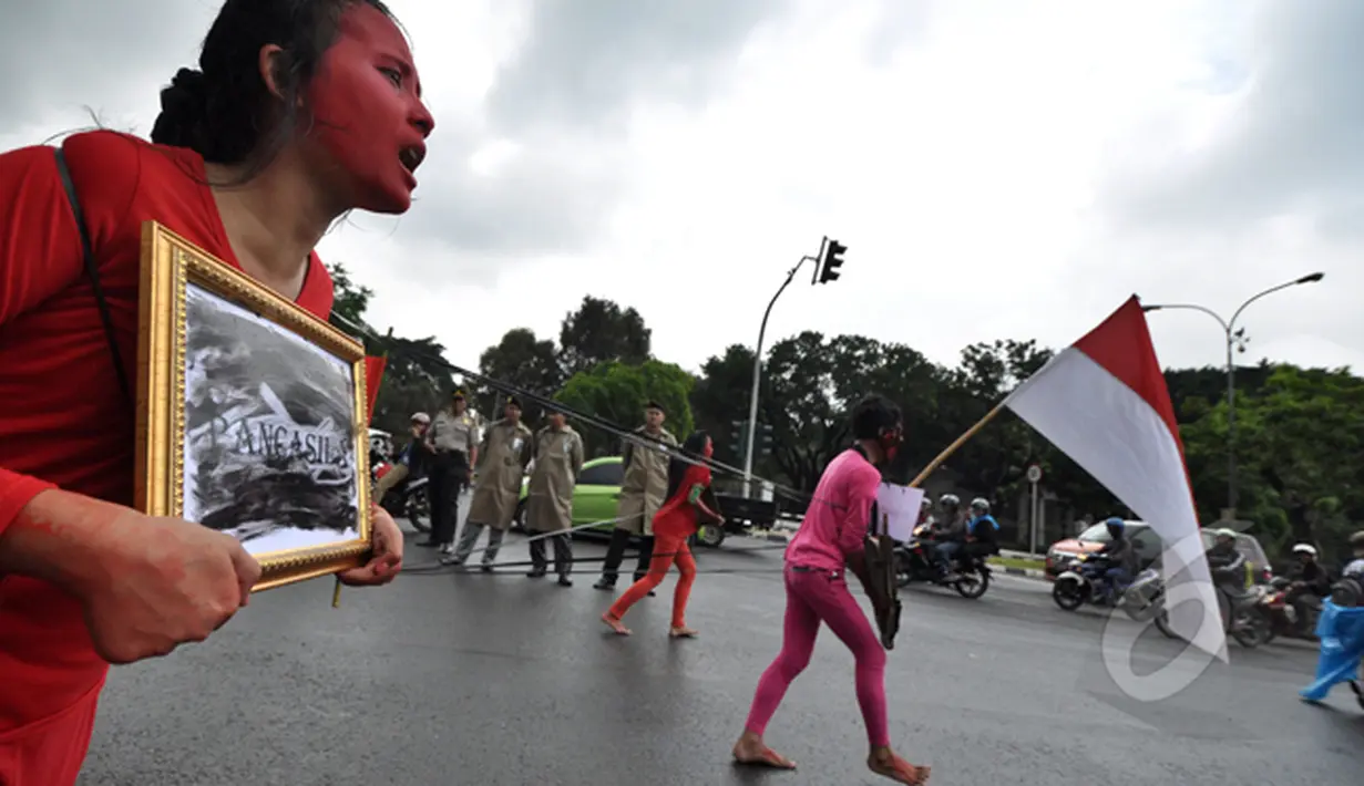 Ratusan simpatisan Koalisi Masyarakat Pengawal Konstitusi (Kompak) melakukan aksi ke Istana Negara, Jakarta, Rabu (11/2/2015). Sebuah aksi teaterikal dipertunjukkan massa Kompak. (Liputan6.com/Faizal Fanani) 