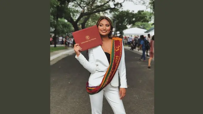 [Bintang] Lulus Kuliah, Perempuan yang Hobi Berpesta Ini Miliki Nilai IPK yang Mengejutkan