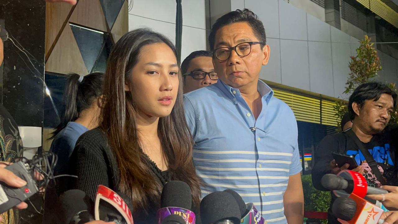 Tamara Tyasmara usai menjalani pemeriksaan psikologi oleh Asosiasi Psikologi Forensik Indonesia (Apsifor) di Mapolda Metro Jaya, Jakarta, Kamis malam (15/2/2024). (Merdeka.com/Bachtiarudin Alam)